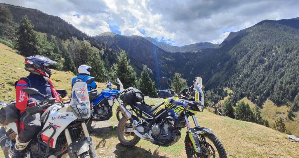Foto Portada - Tres motos trail en Andorra